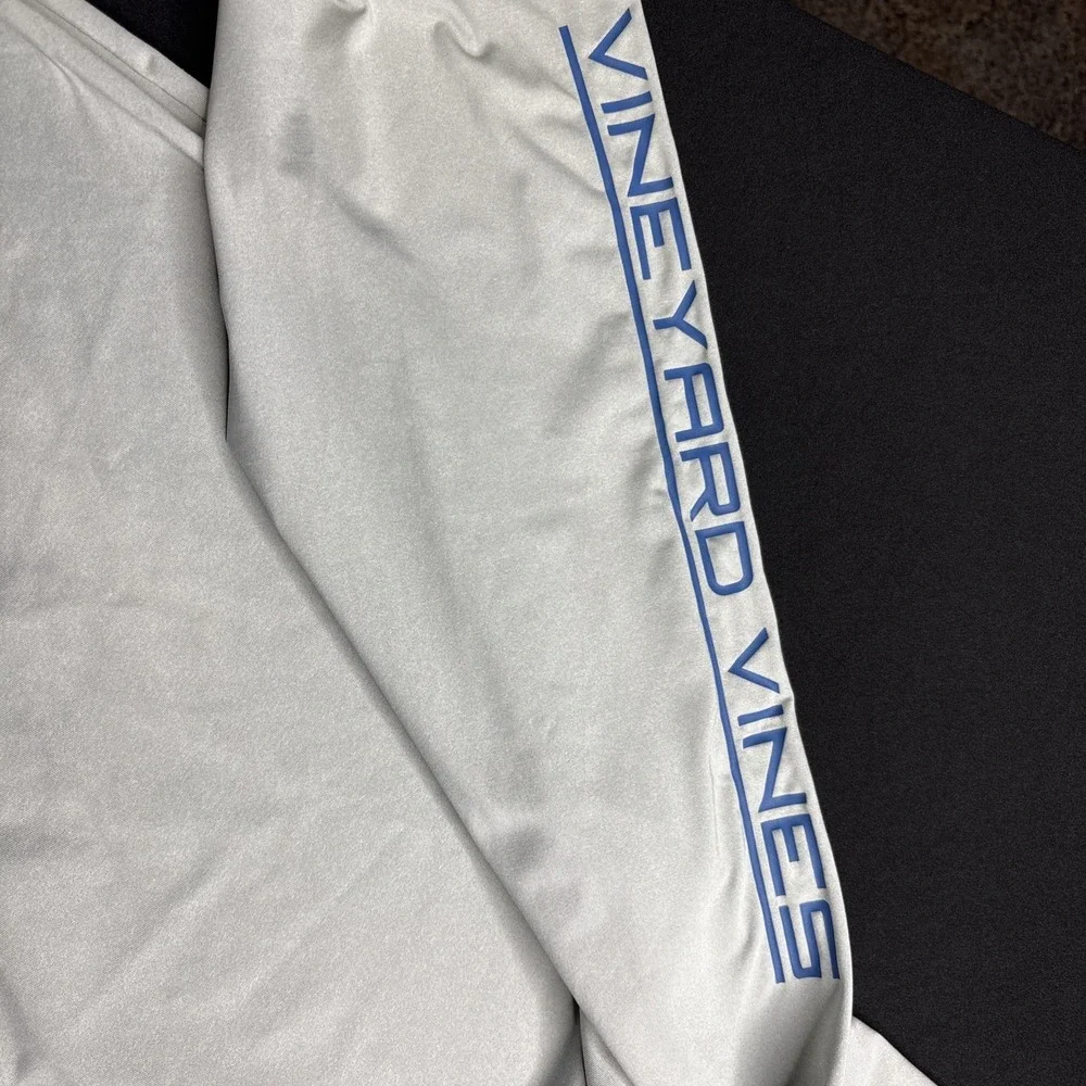 Vineyard Vines Performance Mens Medium Gray White Spell Out Logo Pullover Fish